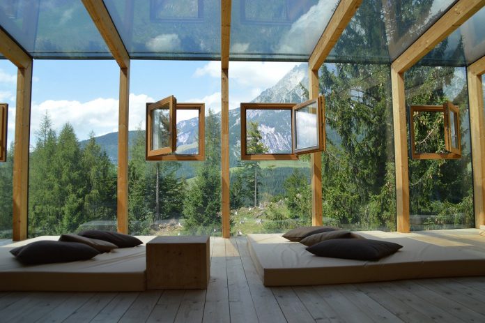הקשר בין עיצוב יוקרתי לבין שילוב חלונות עץ בחייכם