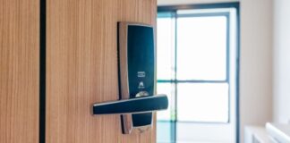 הפתרון המושלם לדלתות נסתרות: צירים סמויים שעושים את ההבדל